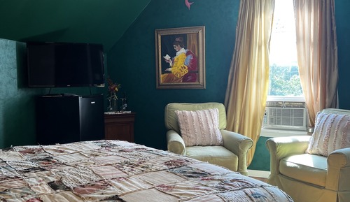 Serenity Room (1 Queen Bed)