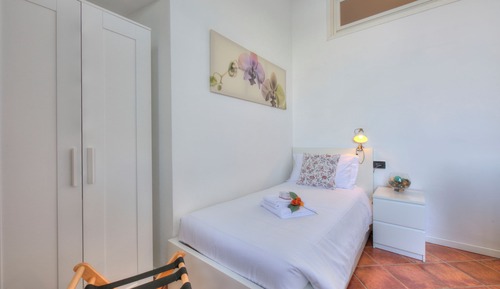 Honeymoon Apartment, 2 Bedrooms, 2 Bathrooms, Lakeside (La Dolce Vita Pied dans L' Eau:)