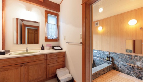 Deluxe Cottage With Wood Stove and Hot Spring (Non-smoking)