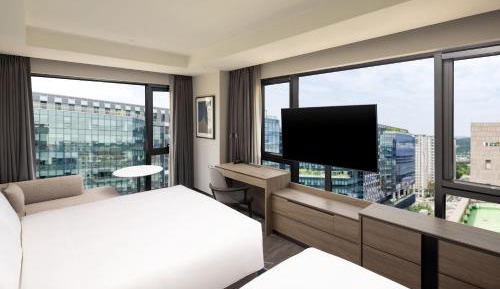 Deluxe King Room with Single Bed and City View