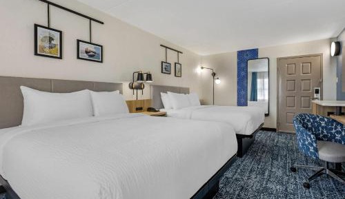 Efficiency Quadruple Room with Two Queen Beds and Roll-In Shower - Disability Access/Non Smoking