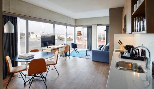 One-Bedroom Corner Queen Suite