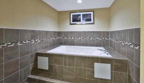 King Suite with Jetted Tub
