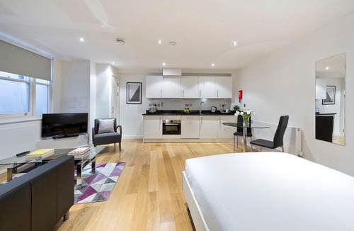 Castle Baynard Hotel | Red Lion Court by City2Stay