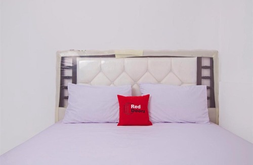 Pondok Aren Hotel | RedDoorz Near Stan