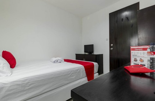 Gambir Hotel | RedDoorz Plus @ Pasar Baru