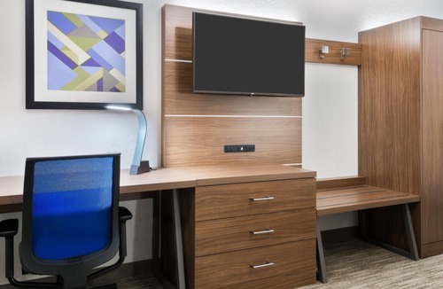 Summit Station Hotel | Holiday Inn Express & Suites - Columbus Airport East, an Ihg Hotel