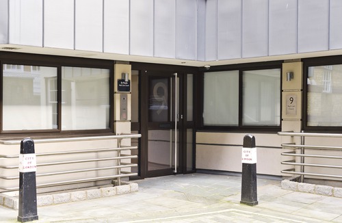 Castle Baynard Hotel | Red Lion Court by City2Stay