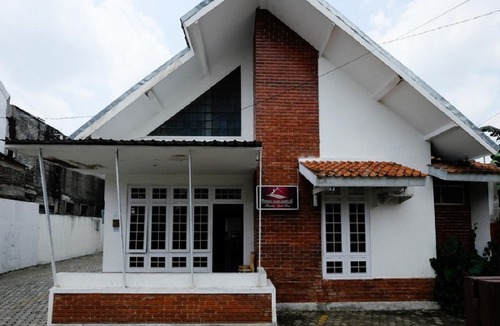 Purwokerto Hotel | RedDoorz Near Moro Mall Purwokerto