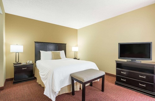 Dayton Hotel | Hawthorn Suites Dayton North
