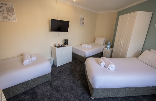 Irvine Hotel | Irvine Riverside Guesthouse by Paymán Club