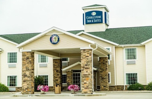 Winterset Hotel | Cobblestone Inn & Suites - Winterset, IA