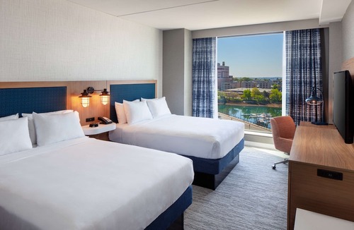 D Street - West Broadway Hotel | Hampton Inn Boston Seaport District
