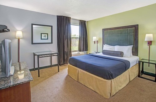 Lake Bluff Hotel | Days Inn by Wyndham Great Lakes - N. Chicago