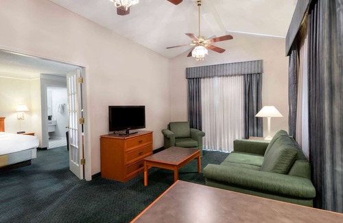 Farmington Hotel | La Quinta Inn by Wyndham Farmington