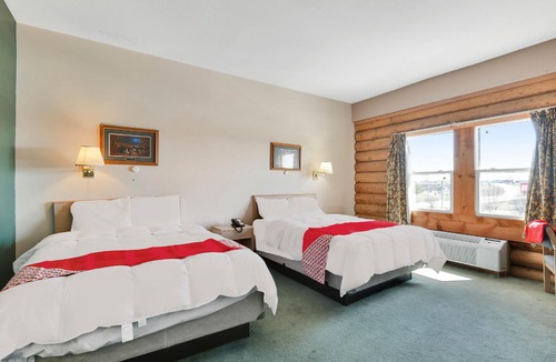 Quad Cities Hotel | Casa Loma Inn & Suites by OYO Davenport IA Near I-80
