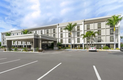 Clearwater Hotel | Comfort Inn & Suites Clearwater - St Petersburg Carillon Park