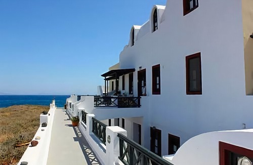 Kamari Hotel | Vrachia Studios & Apartments