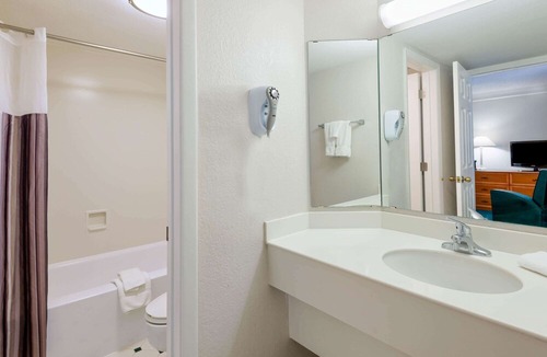 Farmington Hotel | La Quinta Inn by Wyndham Farmington