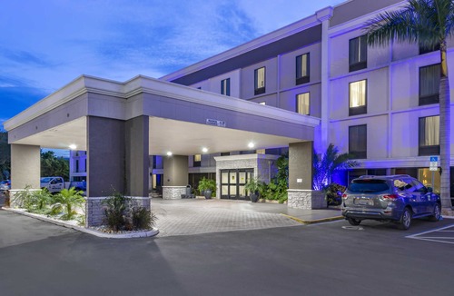 Clearwater Hotel | Comfort Inn & Suites Clearwater - St Petersburg Carillon Park