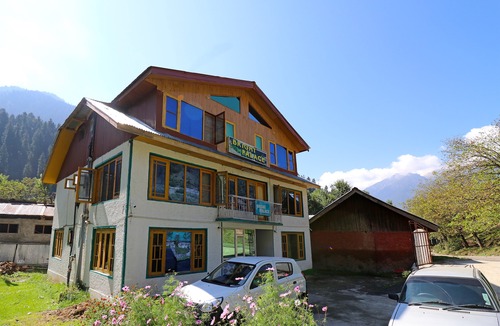 Laripora Hotel | OYO 18990 Hotel Bright Palace