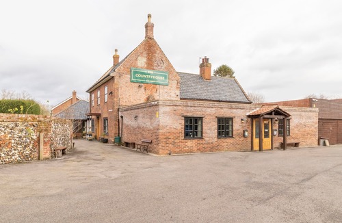 Horsham St Faith Hotel | OYO Elm Farm Country House