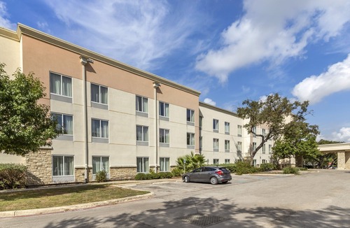 Wetmore Hotel | Comfort Suites Medical Center Near Six Flags