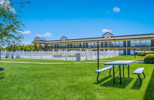 East York Hotel | Quality Inn & Suites York