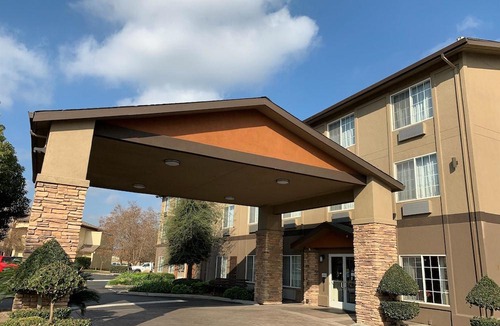 Oakdale Hotel | Best Western Plus Rama Inn & Suites