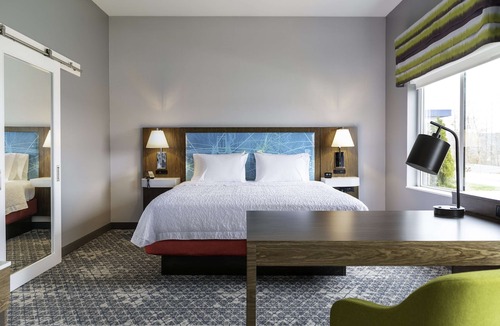 New Stanton Hotel | Hampton Inn & Suites Pittsburgh New Stanton PA