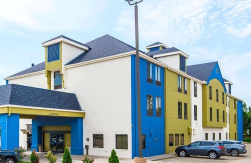 Blue Springs Hotel | SureStay Plus Hotel by Best Western Blue Springs