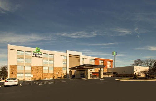 Wapakoneta Hotel | Holiday Inn Express & Suites Wapakoneta, an Ihg Hotel