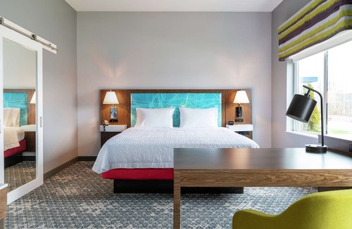 New Stanton Hotel | Hampton Inn & Suites Pittsburgh New Stanton PA