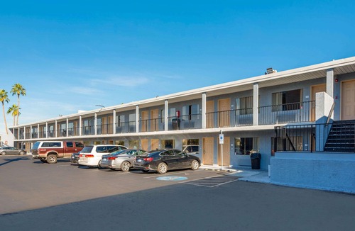 Westown Commercial Center Hotel | Econo Lodge Phoenix North I-17