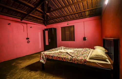 Satara Hotel | Cozy Basic Room in A Picturesque Wada 8