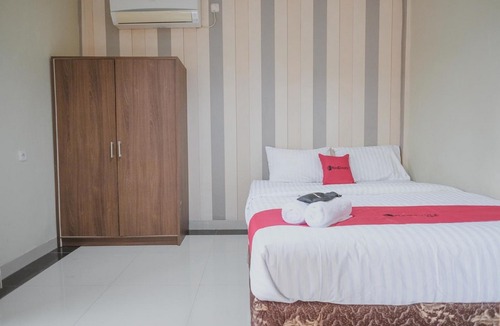 Jambi Hotel | RedDoorz Syariah Near Jamtos Jambi 2