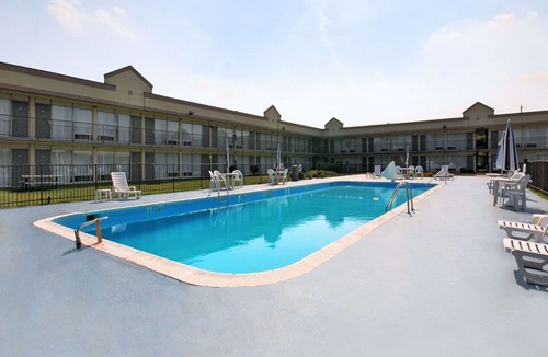 East York Hotel | Quality Inn & Suites York