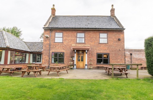 Horsham St Faith Hotel | OYO Elm Farm Country House