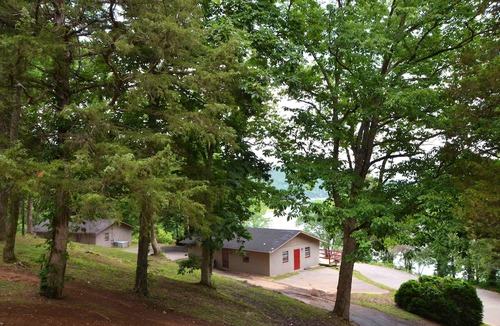 Smithville Hotel | The Retreat at Center Hill Lake