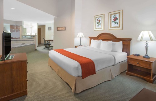 Freeport Hotel | Baymont by Wyndham Freeport