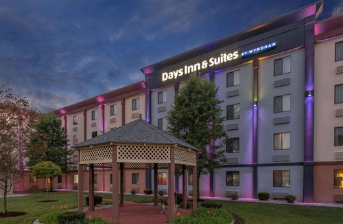 Hammond Hotel | Days Inn and Suites by Wyndham Hammond, IN