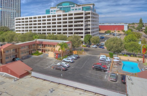 Downtown Hotel | Travelodge by Wyndham Fresno Convention Center Area