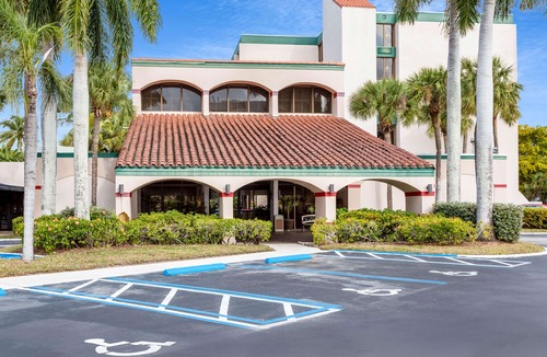 Villages of Palm Beach Lakes Hotel | Ramada by Wyndham West Palm Beach Airport