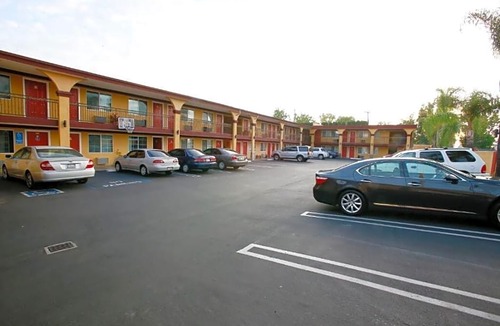 Orange Hotel | Sky Palm Motel - Orange
