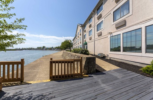 Huron Hotel | Comfort Inn River's Edge