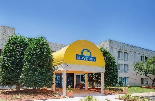 Central Newport News Hotel | Days Inn by Wyndham Newport News City Center Oyster Point