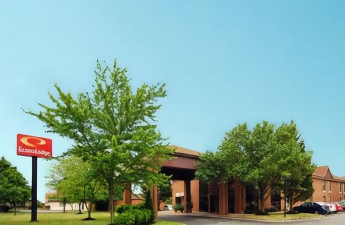 Clinton Hotel | Econo Lodge Andrews AFB