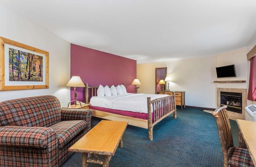 Wisconsin Dells Hotel | AmericInn by Wyndham Wisconsin Dells