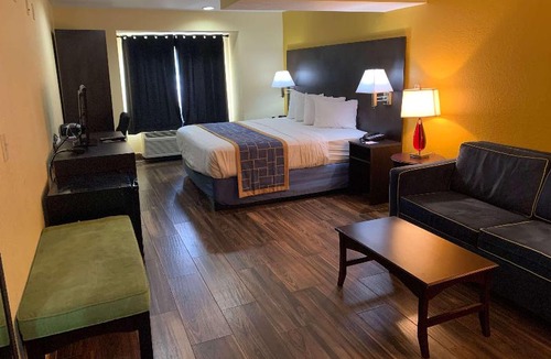 Pinecrest West Park Hotel | Days Inn & Suites by Wyndham Tampa/Raymond James Stadium