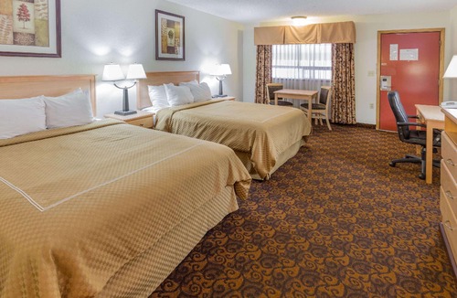 Salem Hotel | Days Inn by Wyndham Black Bear